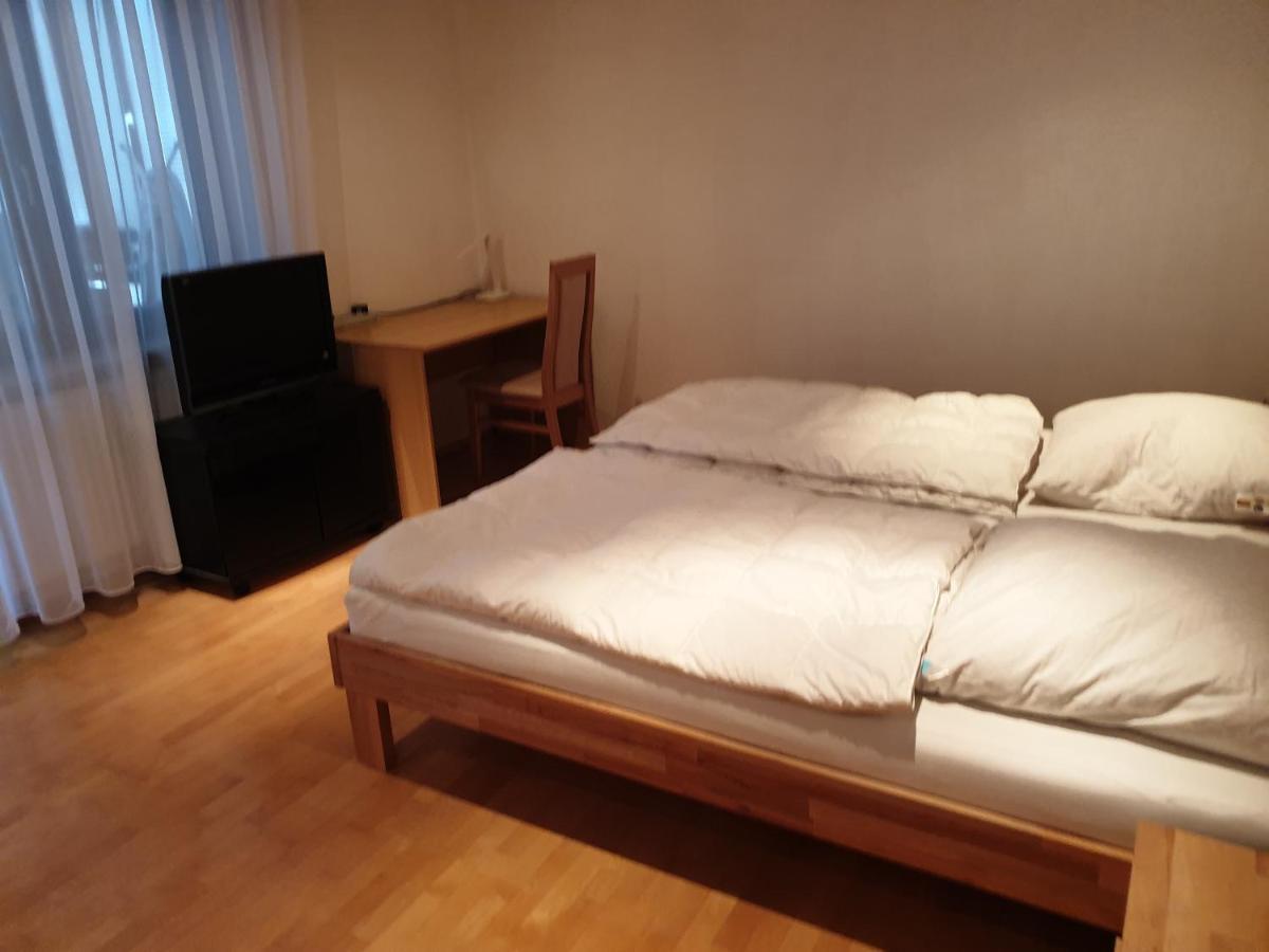 Wohnung Fuer 4 Personen, 2 Schlafzimmer, 2 Parkplaetze, Wlan Konstanz Exterior photo